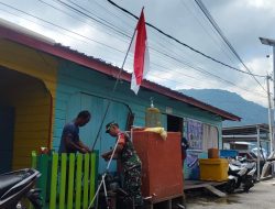 Sambut HUT ke-81 RI, Babinsa Koramil 02/Tarempa Door to Door Ajak Warga Kibarkan Merah Putih