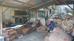 Babinsa Tarempa Sambangi Pengumpul Barang Bekas di Anambas, Bahas Ekonomi dan Kebersihan