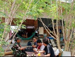 Babinsa Koramil 02/Tarempa Sambangi Warga Desa Tarempa Timur, Bahas Keamanan Lingkungan