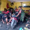 Babinsa Tarempa Sambangi Bengkel Warga, Ingatkan Pentingnya Perawatan Kendaraan