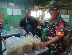 Babinsa Tarempa Sambangi UMKM Pembuat Mie, Bahas Produksi hingga Pemasaran