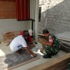 Babinsa Koramil 02/Tarempa Ikut Turun Tangan Renovasi Rumah Warga di Anambas