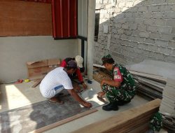Babinsa Koramil 02/Tarempa Ikut Turun Tangan Renovasi Rumah Warga di Anambas