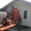 Kemarau Melanda Anambas, Babinsa dan BPBD Distribusikan Air Bersih ke Warga Tarempa