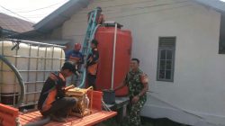 Kemarau Melanda Anambas, Babinsa dan BPBD Distribusikan Air Bersih ke Warga Tarempa