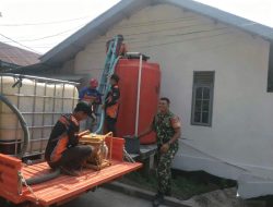 Kemarau Melanda Anambas, Babinsa dan BPBD Distribusikan Air Bersih ke Warga Tarempa