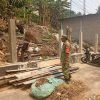 Babinsa Tarempa Sambangi Tukang Bangunan, Ingatkan Pentingnya Keselamatan