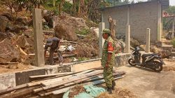 Babinsa Tarempa Sambangi Tukang Bangunan, Ingatkan Pentingnya Keselamatan