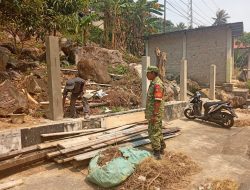 Babinsa Tarempa Sambangi Tukang Bangunan, Ingatkan Pentingnya Keselamatan