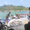 Bantuan Beras 1,23 Ton Dikirim ke Desa Serat Anambas, Babinsa Kawal Distribusinya