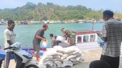 Bantuan Beras 1,23 Ton Dikirim ke Desa Serat Anambas, Babinsa Kawal Distribusinya