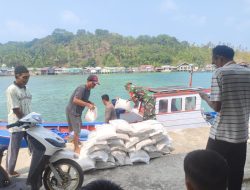 Bantuan Beras 1,23 Ton Dikirim ke Desa Serat Anambas, Babinsa Kawal Distribusinya
