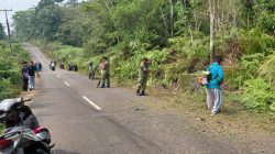 Gotong Royong di Anambas, Babinsa dan Warga Bersihkan Bahu Jalan