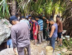 Musim Kemarau, Babinsa dan Warga Air Bini Bersihkan Sumber Air Bersih