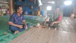 Babinsa Anambas Sambangi Tokoh Masyarakat Temburun, Bahas Keamanan dan Kemajuan Desa
