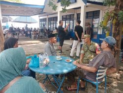 Sambil Ngopi, Babinsa Koptu Pardende Ajak Penumpang Kapal Pelni Jaga Keamanan di Anambas
