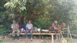 Babinsa Koramil Tarempa Gotong Royong Bersama Warga Bangun Sarana di Anambas