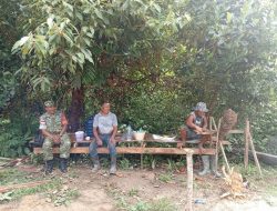 Babinsa Koramil Tarempa Gotong Royong Bersama Warga Bangun Sarana di Anambas