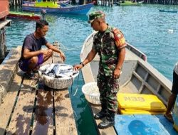 Temui Penampung Ikan di Anambas, Babinsa Sertu Ganda Fitrianto Bahas Persoalan Nelayan