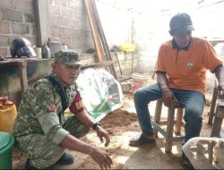Temui Tukang Bangunan di Tarempa, Babinsa Koramil 02/Tarempa Ingatkan Pentingnya Keselamatan Kerja
